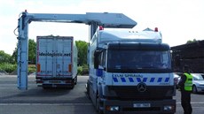 Mobilní rentgenový v�z slou�í k prosv�cování nákladu kamion�.