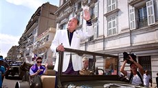 Li in-jüan, ínský podnikatel a generální editel skupiny Tiens zdraví své...