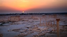 Východ slunce nad syrskou Palmýrou. Archivní snímek.