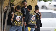 Pi stetu nkolika motorkáských gang zemelo v texaském mst Waco devt...