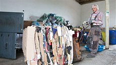 Pracovník obecního ú�adu ve Chval�inách Ji�í Borský p�evá�í slisovaný papír v...