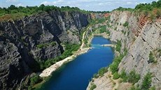 Vápencové lomy Velká a Malá Amerika bývají oznaovány jako eský Grand Canyon.