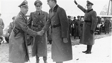 Kurt Daluege (vpravo) si potásá rukou z Heinrichem Himmlerem.