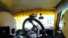 Závodníkovi z�stal volant v ruce, do cíle dojel bez n�j.