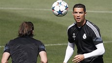 Cristiano Ronaldo a Gareth Bale během tréninku Realu Madrid před odvetou...