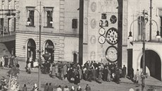 Lidé se v roce 1955 srocují ped nov odhaleným olomouckým orlojem.
