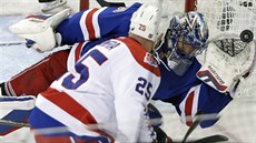 T̎KO K PEKONÁNÍ. Branká New York Rangers Henrik Lundqvist zasahuje v utkání...