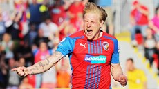 GÓLOVÁ RADOST. Frantiek Rajtoral z Plzn jásá.