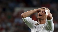 Úto�ník Cristiano Ronaldo z Realu Madrid lituje zahozené penalty..