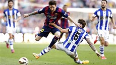 Útočník Lionel Messi z Barcelony se snaží dostat přes obranu San Sebastianu.