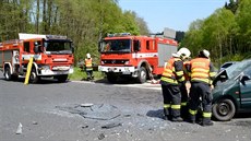 Pi nehod osobního vozu s mikrobusem zahynul jeden lovk.