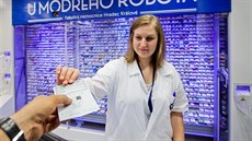 Za lékárnicí v lékárn U Modrého robota v Hradci Králové je vidt nový automat,...