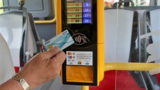 Platit kartou bude v Liberci moné u i v autobusech (ilustraní snímek).