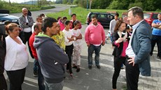 Starosta Vsetína Jií unek pi diskusi s obyvateli mstské bytovky, kterou v...