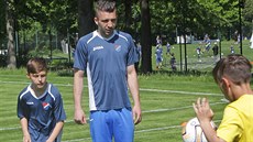 Ostravský fotbalista Davor Kukec na tréninku se �áky ákladní �koly v �oupalov�...