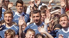 Ostravští fotbalisté na společné fotografii se žáky ákladní školy v Šoupalově...