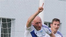 Martin Matú� z Frýdku-Místku se raduje z gólu v duelu s Ústím nad Labem. Za ním...