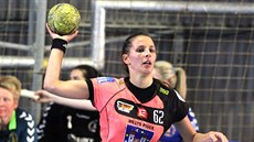 Písecká házenká�ka Nikola �ichmanová v akci.