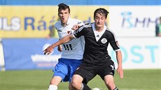 Ostravský Matej Sivri� (vlevo) v souboji s Ji�ím Fundou z �eských Bud�jovic.