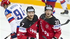 Kanadští hokejisté Sean Couturier (vlevo) a Cody Eakin se radují z gólu ve...