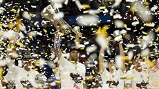 Kapitán madridských basketbalist� Felipe Reyes s trofejí pro vít�ze Euroligy...