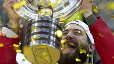 Kanadský obránce Brent Burns s pohárem svtových ampion.