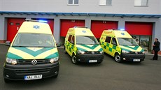 Trojice nových sanitek p�ed gará�emi krajské záchranky na výjezdové základn� v...