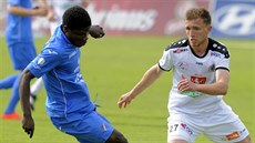 Hradecký fotbalista Daniel Truba (vpravo) v souboji s Francisem Narhem z...