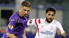 Joaquin (vlevo) z Fiorentiny úto�í na branku FC Sevilla.