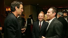 Brendan Shanahan (vlevo) hovoří s komisionářem NHL Garym Bettmanem (uprostřed)...