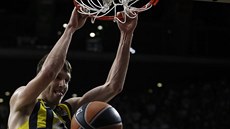 Jan Veselý z Fenerbahce sme�uje do ko�e Realu Madrid.