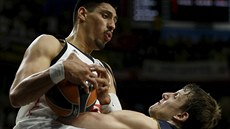 Jan Veselý (vpravo) z Fenerbahce bojuje o mí� s Gustavem Ayónem z Realu Madrid.