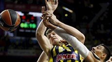 Jan Veselý (vlevo) z Fenerbahce bojuje pod ko�em s Gustavem Ayónem z Realu...