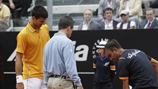 Novak Djokovi sice nakonec turnaj v ím ovládnul, nad stavem kurtu se ale hodn zlobil.