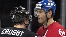 Kanadský kapitán Sidney Crosby (vlevo) a eský útoník Jaromír Jágr po...