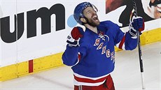 Dominic Moore z NY Rangers slaví gól proti Tamp.