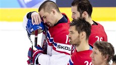 BRAMBOROVÁ BOLEST. Čeští hokejisté (vlevo Tomáš Plekanec) po prohraném duelu o...