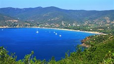 Pohled na záliv Gollfo dela Lacona a plá� v Lacon�