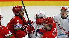 ROZEPE. Blorutí hokejisté Nikolaj Stasenko a Arom Volkov se pustili do...