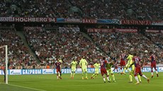GÓLOVÁ HLAVIČKA. Stoper Medhi Benatia (vpravo) posílá v 8. minutě Bayern do...