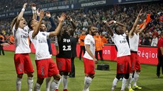 JE TO NAŠE! Fotbalisté Paris St. Germain se radují ze zisku třetího titulu v...