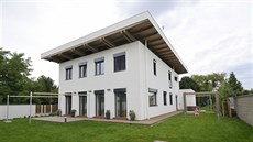D�m má výkonnou fotovoltaickou elektrárnou na ploché st�e�e, �ím� se z...