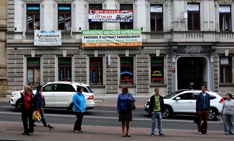 Zhyzdná historická fasáda domu v Palachov ulici.