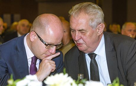 Premiér Bohuslav Sobotka a prezident Milo Zeman hovoí na XXVII. Snmu...