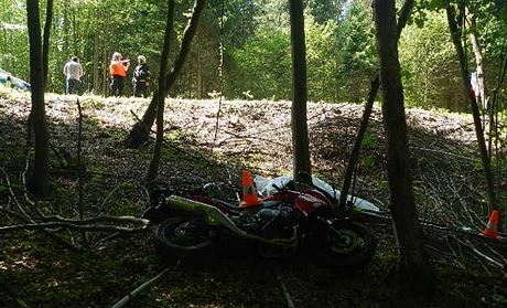 Motorká vyvázl jen s lehkým zranním, ale spolujezdkyn nehodu nepeila.