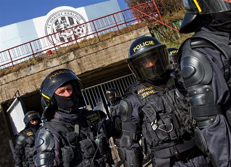 Hradecká policie se chystá kvli fotbalovým výtrníkm na nedlní zápas Hradce se Spartou. Na stadion nesmí nikdo s pyrotechnikou.