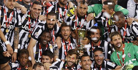 Fotbalisté Juventusu Turín se radují po vítzství v Italském poháru.