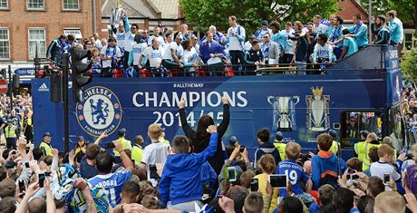 Fotbalisté Chelsea v ulicích Londýna slaví s fanouky mistrovský titul.