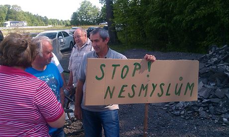 Obyvatelé Chlebovic a okolních vesnic protestovali proti pípadné výstavb obalovny asfaltových smsí u loni na jae.