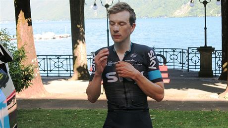 Leopold König se vyjídí po 17. etap Gira u beh jezera v Luganu.